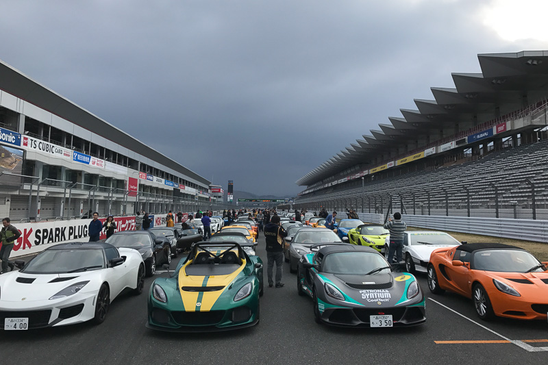 ロータスデー恒例のパレードラン。台数は不明ですが、最後まで多くの人がパレードランを楽しみにしていた様子。ステージでのお仕事も終わって私もパレード走行するクルマに同乗させていただきました