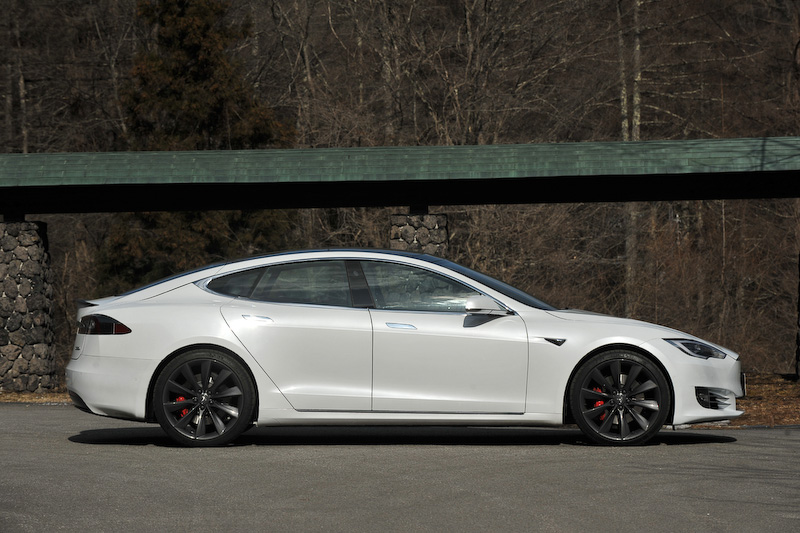 モデル S P100Dのボディサイズは4970×2180×1450mm（全長×全幅×全高。全幅はミラー部含む）、ホイールベース2960mm。100kWhのバッテリーを搭載して航続距離（NEDC）613kmを実現。システム全体で最高出力611PS、最大トルク967Nmを発生する前後2つのモーターを搭載し、駆動方式は4WDとなる。0-100km/h加速は2.7秒。タイヤはミシュラン「パイロットスーパースポーツ」（フロント245/35 ZR21、リア265/35 ZR21）を装着