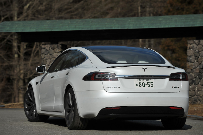 モデル S P100Dのボディサイズは4970×2180×1450mm（全長×全幅×全高。全幅はミラー部含む）、ホイールベース2960mm。100kWhのバッテリーを搭載して航続距離（NEDC）613kmを実現。システム全体で最高出力611PS、最大トルク967Nmを発生する前後2つのモーターを搭載し、駆動方式は4WDとなる。0-100km/h加速は2.7秒。タイヤはミシュラン「パイロットスーパースポーツ」（フロント245/35 ZR21、リア265/35 ZR21）を装着