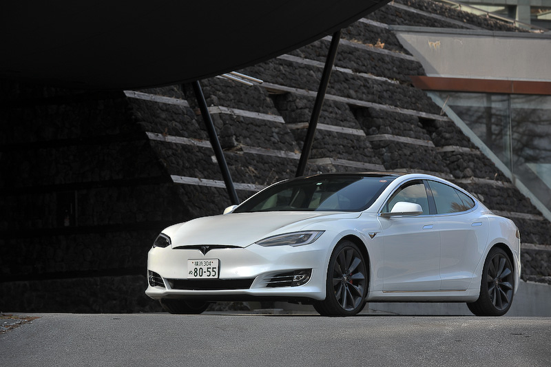 テスラハードウェア2.0を搭載し、ソフトウェアのアップデートにより将来的に完全自動運転に対応することも可能な「モデル S P100D」。価格は1704万1000円