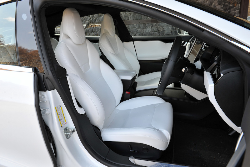 白を基調にしたモデル S P100Dのインテリア