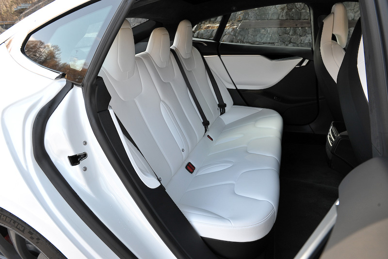 白を基調にしたモデル S P100Dのインテリア