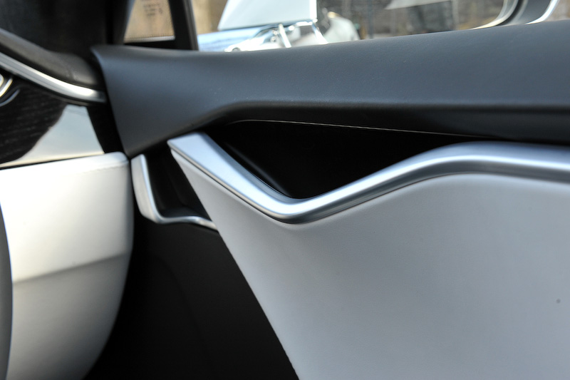 白を基調にしたモデル S P100Dのインテリア