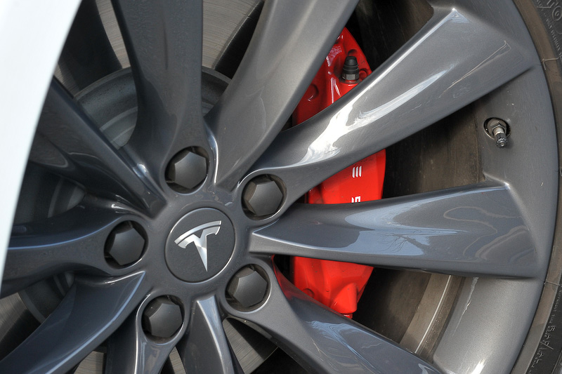 モデル S P100Dのボディサイズは4970×2180×1450mm（全長×全幅×全高。全幅はミラー部含む）、ホイールベース2960mm。100kWhのバッテリーを搭載して航続距離（NEDC）613kmを実現。システム全体で最高出力611PS、最大トルク967Nmを発生する前後2つのモーターを搭載し、駆動方式は4WDとなる。0-100km/h加速は2.7秒。タイヤはミシュラン「パイロットスーパースポーツ」（フロント245/35 ZR21、リア265/35 ZR21）を装着