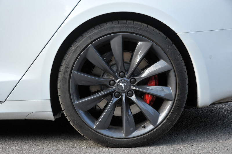 モデル S P100Dのボディサイズは4970×2180×1450mm（全長×全幅×全高。全幅はミラー部含む）、ホイールベース2960mm。100kWhのバッテリーを搭載して航続距離（NEDC）613kmを実現。システム全体で最高出力611PS、最大トルク967Nmを発生する前後2つのモーターを搭載し、駆動方式は4WDとなる。0-100km/h加速は2.7秒。タイヤはミシュラン「パイロットスーパースポーツ」（フロント245/35 ZR21、リア265/35 ZR21）を装着