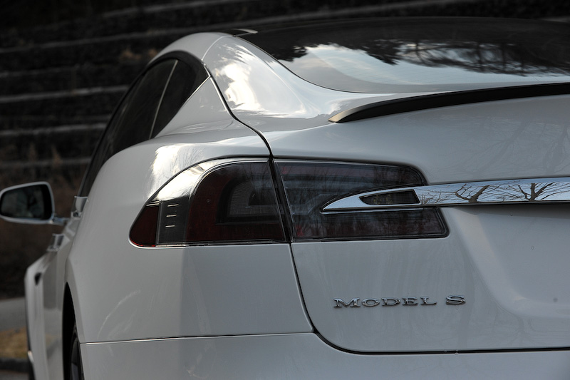 モデル S P100Dのボディサイズは4970×2180×1450mm（全長×全幅×全高。全幅はミラー部含む）、ホイールベース2960mm。100kWhのバッテリーを搭載して航続距離（NEDC）613kmを実現。システム全体で最高出力611PS、最大トルク967Nmを発生する前後2つのモーターを搭載し、駆動方式は4WDとなる。0-100km/h加速は2.7秒。タイヤはミシュラン「パイロットスーパースポーツ」（フロント245/35 ZR21、リア265/35 ZR21）を装着