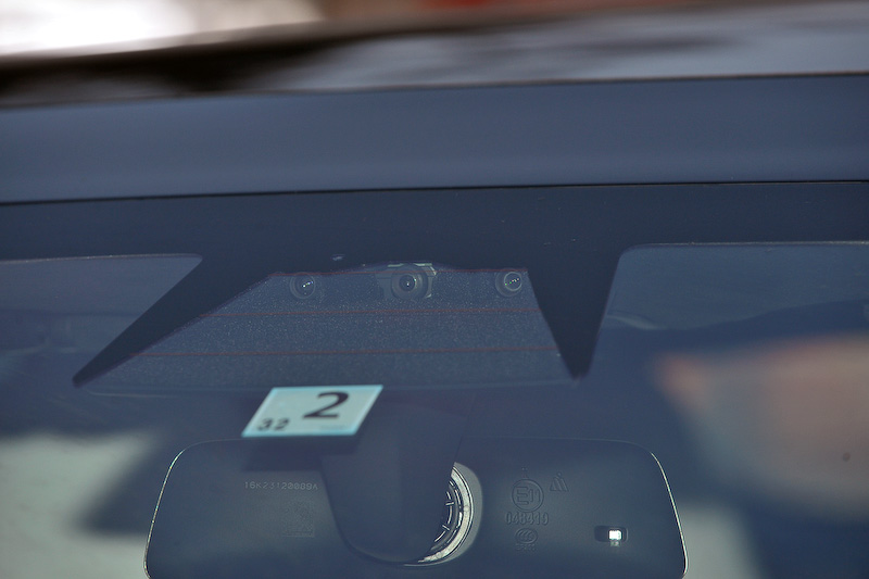 従来ではカメラの数はミニマムで1個（写真上）だったところ、2016年10月後半から生産されているモデルではフロントに3個（写真左）、リアに1個、左右フロントフェンダーおよびBピラー（写真中、右）に各2個という、計8個のカメラが搭載される。写真左はフロントのカメラ、写真中はBピラーのカメラ。また、12個の超音波センサーもバージョンアップされ、以前のバージョンと比べ約2倍の距離までの物体を検知することが可能になったという