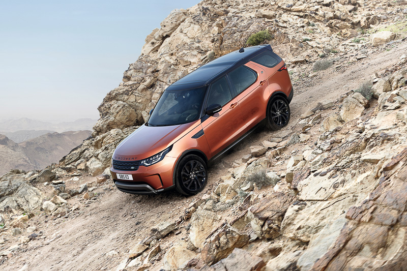 オフロードモードでは車高を40mm、または75mm上昇させて走破性をさらに高める