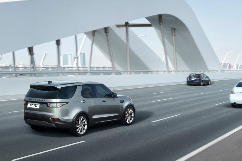 105km/h以上になると車高が自動的に13mm低下。車両が受ける抗力を2％低減させる