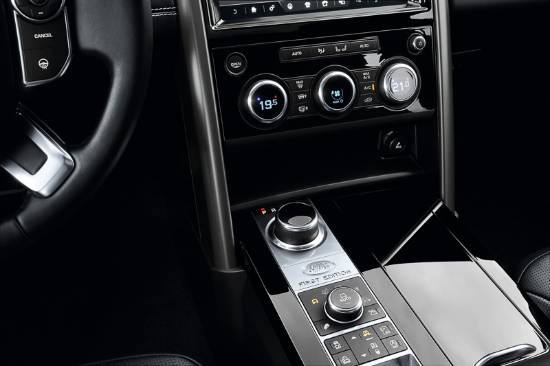 センターコンソールに「FIRST EDITION」エッチングバッヂを配置