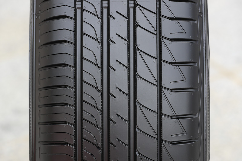 左右非対称のトレッドパターンを採用し、外側ブロックの剛性を上げることでル・マン 4比で耐偏摩耗性能を27.0％向上。また、新プロファイル採用によって接地形状を丸くし、トレッド部中央から徐々に設置させることで路面からの衝撃を緩和