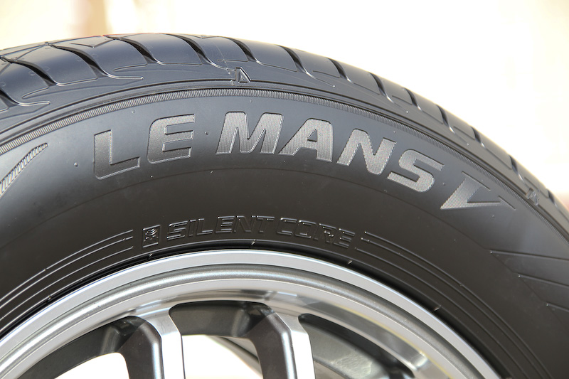 ル・マン Vでは目線がぶれることなく静かに走る忍者をイメージして名付けられた新技術「SHINOBIテクノロジー」に基づいてタイヤ骨格の見直しを図り、サイドウォール全体がたわむ構造に刷新。路面からの入力を広いエリアで吸収することでクッション性を高め、乗り心地と静粛性を高めている。これらにより、ル・マン 4から突起乗り越し時の入力を10.0％、ロードノイズを36.9％、パターンノイズを32.4％低減させることに成功している