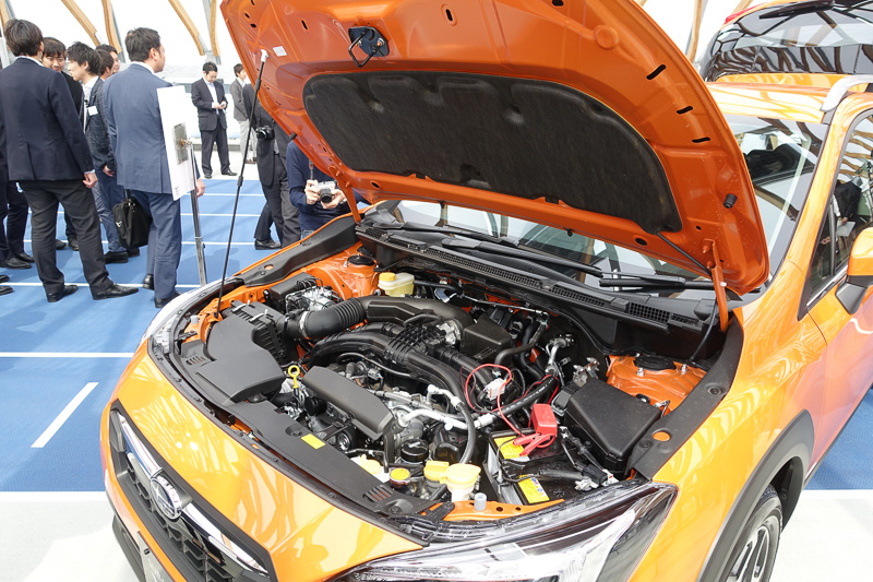 会場に展示された新型「XV」