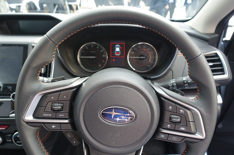 会場に展示された新型「XV」