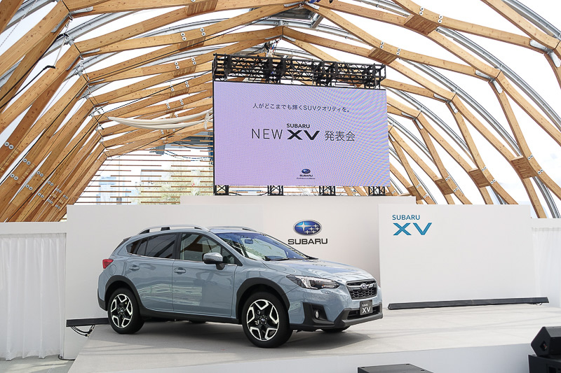 発表会場に展示された新型「XV」