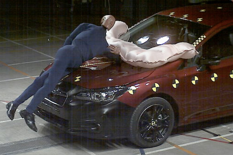 「歩行者保護エアバッグ」の実験映像（写真はインプレッサ）