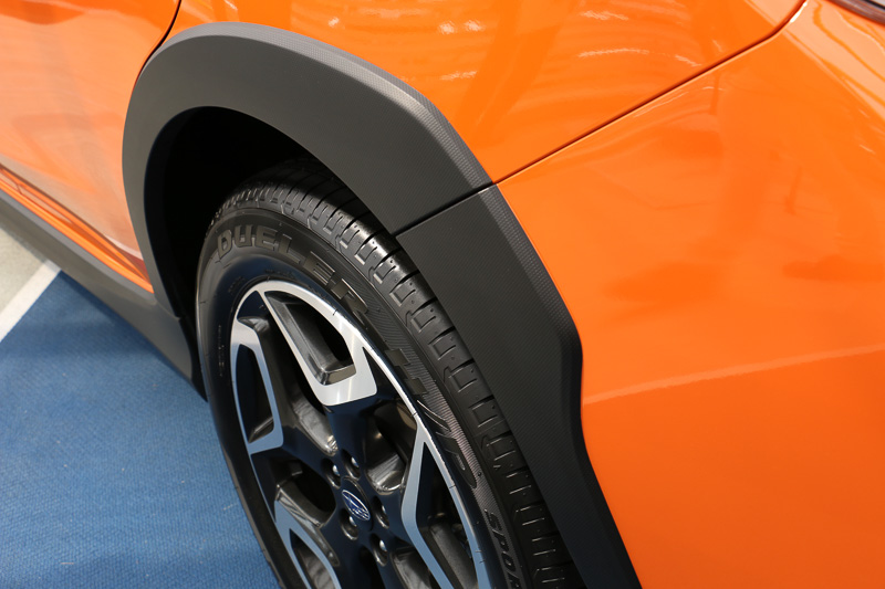 前後のフェンダーに装備する樹脂製のサイドクラッティングが外観のアクセントになっている