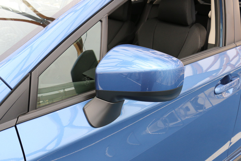 1.6リッター車と2.0リッター車を外観で見分ける分かりやすいポイントになるドアミラー。LEDサイドターンランプ＆ターンインジケーターがないのが1.6リッター車、標準装備しているのが2.0リッター車となる。左のサンシャイン・オレンジの車両に装着されている光輝ウィンドウモールは2.0i-S EyeSight専用アイテム