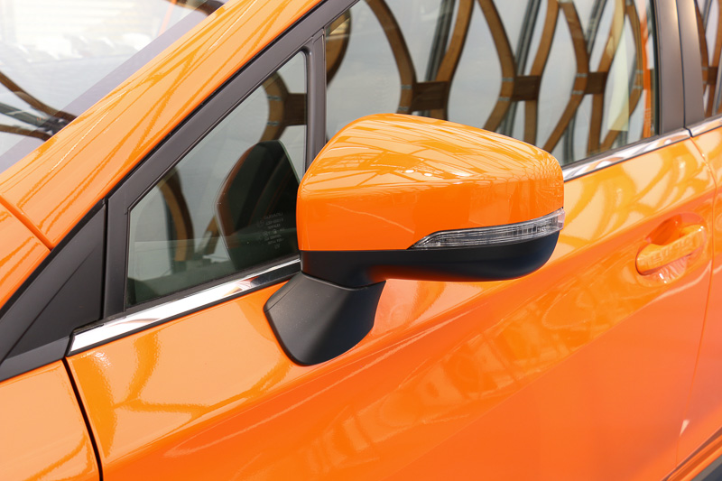 1.6リッター車と2.0リッター車を外観で見分ける分かりやすいポイントになるドアミラー。LEDサイドターンランプ＆ターンインジケーターがないのが1.6リッター車、標準装備しているのが2.0リッター車となる。左のサンシャイン・オレンジの車両に装着されている光輝ウィンドウモールは2.0i-S EyeSight専用アイテム