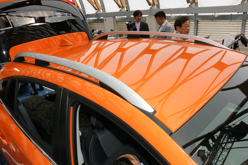 シルバー塗装のルーフレールは全車でオプション設定。装着によって車高が45mmアップして1595mmとなる