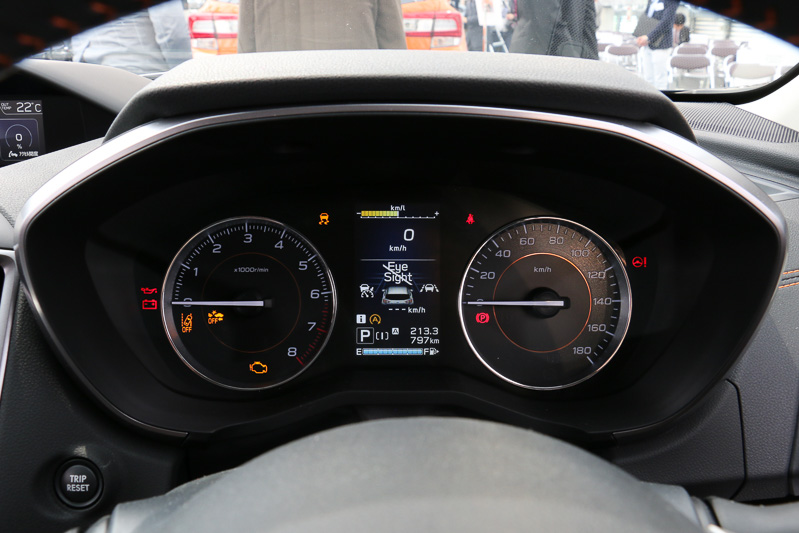 メーターパネルは全車同デザインの大型2眼式で、メーターバイザーリングが1.6リッター車はハイグロスブラック、2.0リッター車はシルバーとなる