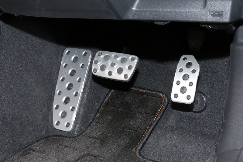 アルミパッド付きスポーツペダルは2.0i-S EyeSightの専用アイテム