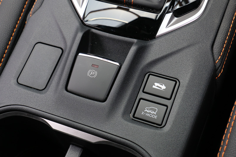 パーキングブレーキは全車電動式。「X-MODE」のスイッチ前方にあるのは「ヒルホールド機能」のON/OFFスイッチ