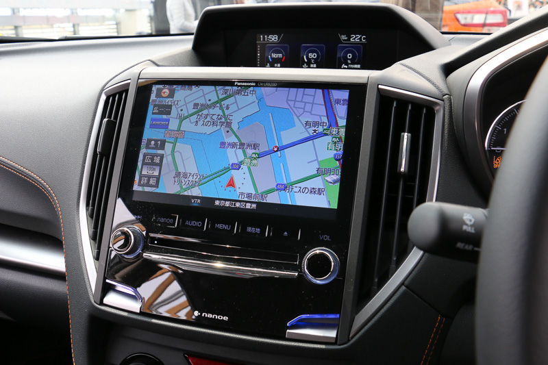 純正仕様は全車オーディオレス。展示車にはディーラー装着オプションの「パナソニック ビルトインナビ」が装着されていた。エアコンは全車フルオートタイプ