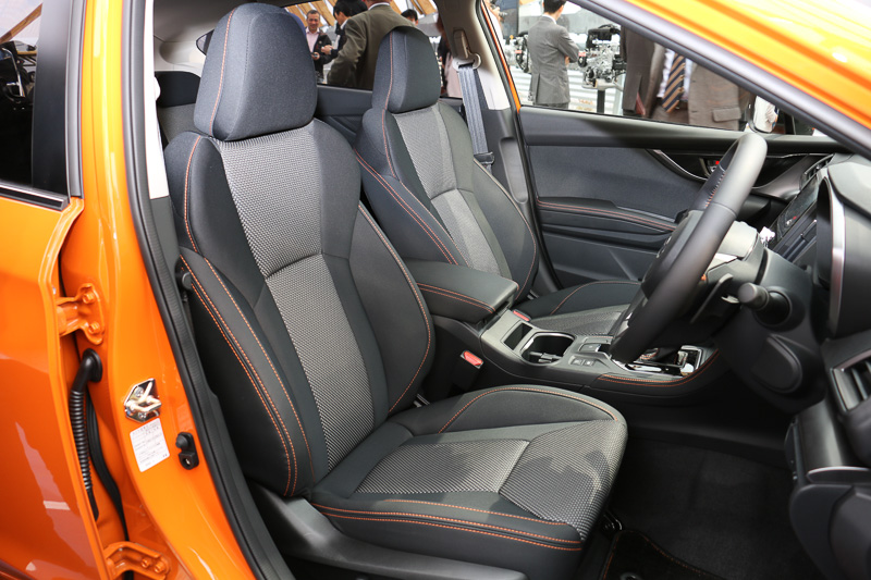 2.0i-S EyeSightのシート。表皮はトリコット＋合成皮革となり、オレンジステッチが施されている