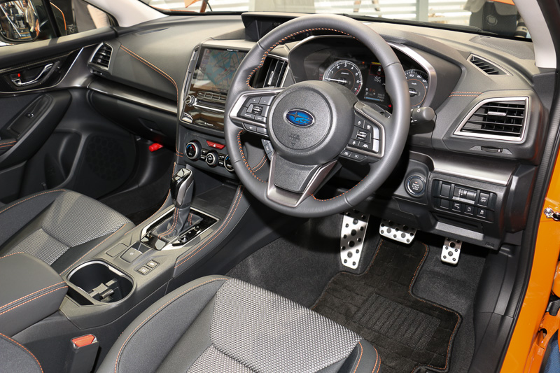 2.0i-S EyeSightのシート。表皮はトリコット＋合成皮革となり、オレンジステッチが施されている