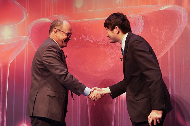 Intel データセンター事業本部 アクセラレータ・ワークロード事業開発本部 バリー・デービス氏（左）と株式会社Preferred Networks 代表取締役 兼 CEO 西川徹氏（右）