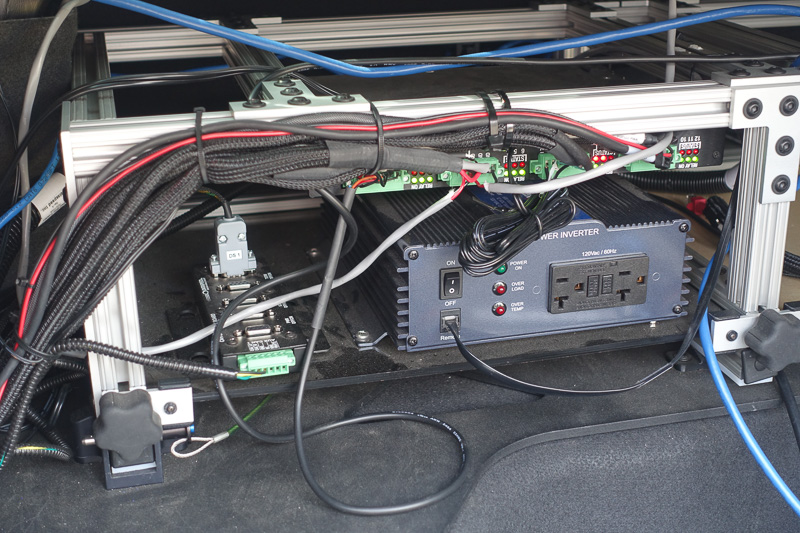 奥には安定化電源やパッチベイなど