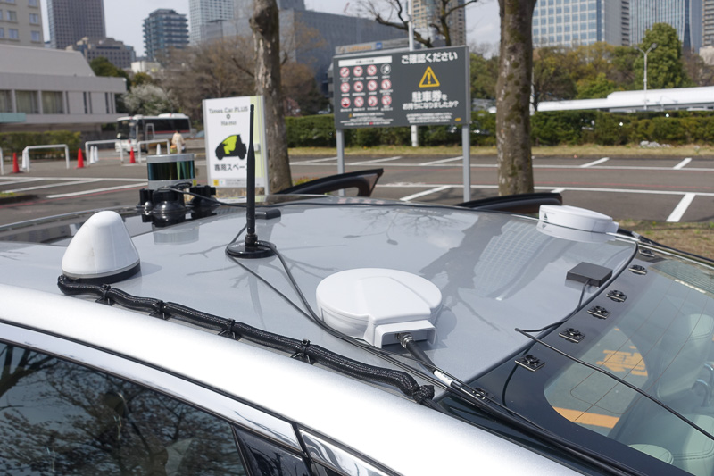 ルーフには各種機器が搭載されている