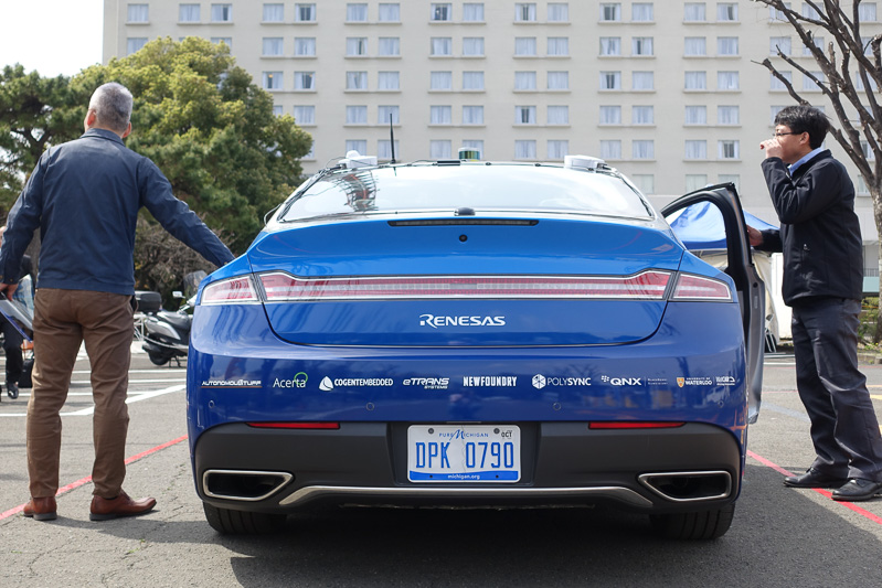 リアバンパーにはソフトウェアメーカーなどの名前が。これらの会社のソリューションが採用されている