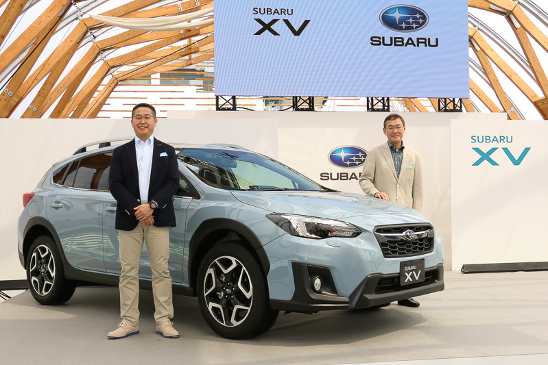新型「XV」発表会のフォトセッションに立った株式会社スバル 商品企画本部 プロジェクトゼネラルマネージャー 井上正彦氏（左）と株式会社スバル 代表取締役社長 吉永泰之氏（右）
