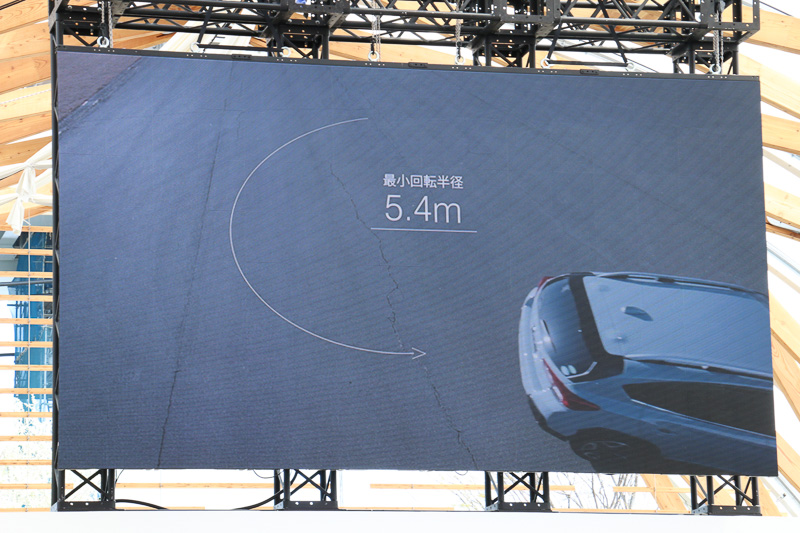 コンパクトなボディによる使い勝手もXVの大きな特徴であり、1550mmの全高をキープして立体駐車場に対応し、より手ごろな1.6リッターモデルを追加。最小回転半径は全車5.4mとしている