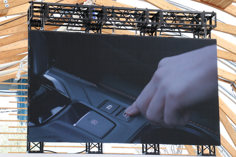 200mmの最低地上高や1.6i EyeSight以外のグレードに標準装備する電子制御システム「X-MODE」により、滑りやすい路面でも安心して走り抜ける走破性を確保した