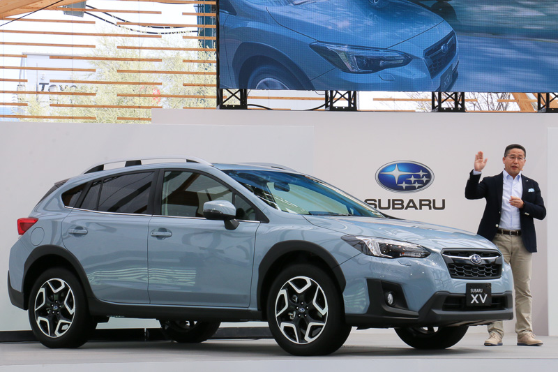 井上氏は新型XVに外観デザインについて「スポーティで先進的な“上半身”に仕上げ、逆に“下半身”はSUVらしい力強い印象に作り上げました」と表現。力強さの演出としては光沢のあるメタリックのウイングを“ゴム感”のあるプロテクターでガッチリとガードするというイメージをフロントグリルで表現していると解説。“上半身”と“下半身”がいい意味でアンマッチ感を出すことで、XVの“スポカジ”イメージを演出しているという