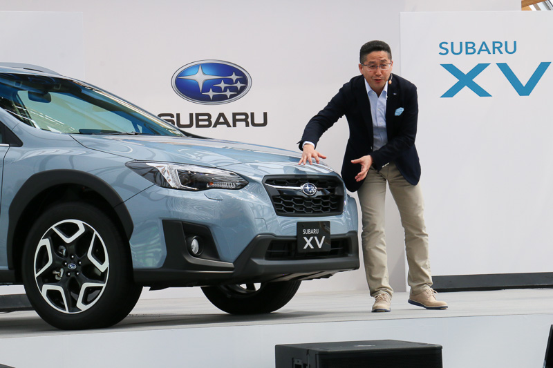 井上氏は新型XVに外観デザインについて「スポーティで先進的な“上半身”に仕上げ、逆に“下半身”はSUVらしい力強い印象に作り上げました」と表現。力強さの演出としては光沢のあるメタリックのウイングを“ゴム感”のあるプロテクターでガッチリとガードするというイメージをフロントグリルで表現していると解説。“上半身”と“下半身”がいい意味でアンマッチ感を出すことで、XVの“スポカジ”イメージを演出しているという