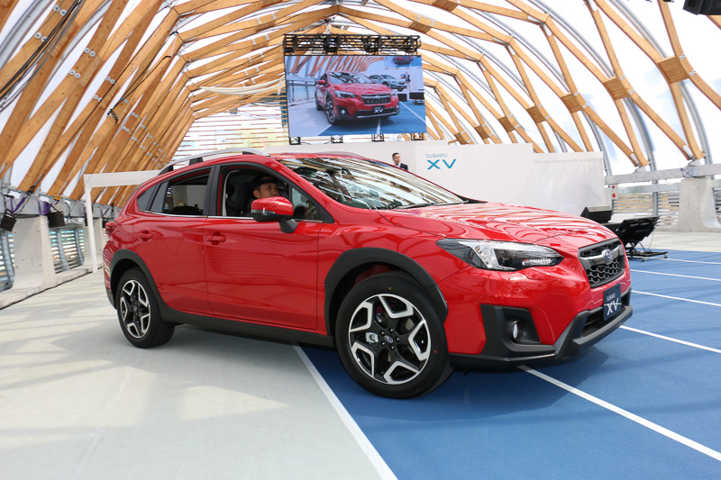 発表会中にはステージ奥に控えていたXVが走り出してくる演出も行なわれ、実際の車両を使って視界のよさやユーティリティについて紹介した