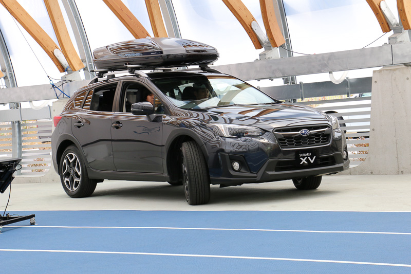 発表会中にはステージ奥に控えていたXVが走り出してくる演出も行なわれ、実際の車両を使って視界のよさやユーティリティについて紹介した