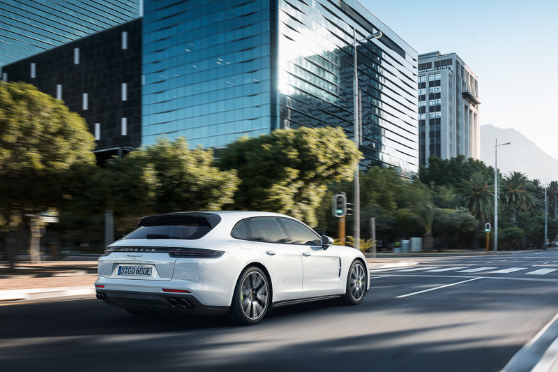 「パナメーラ4 S E-ハイブリッド スポーツツーリスモ」