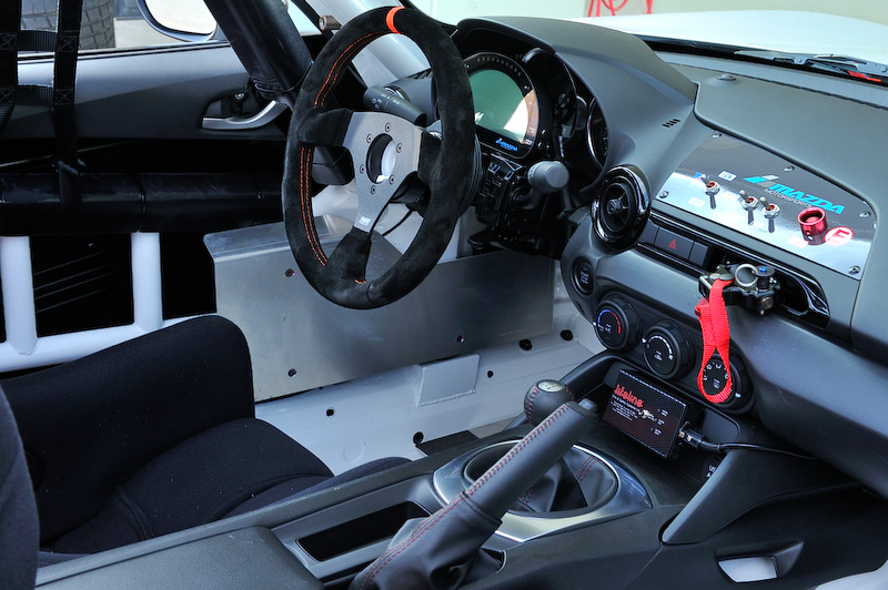 インテリアではAIM製のデータロガーが搭載されるほか、専用のステアリングホイール、セーフティウィンドウネット、スイッチパネルがおごられる