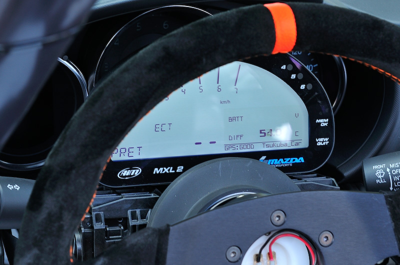 インテリアではAIM製のデータロガーが搭載されるほか、専用のステアリングホイール、セーフティウィンドウネット、スイッチパネルがおごられる