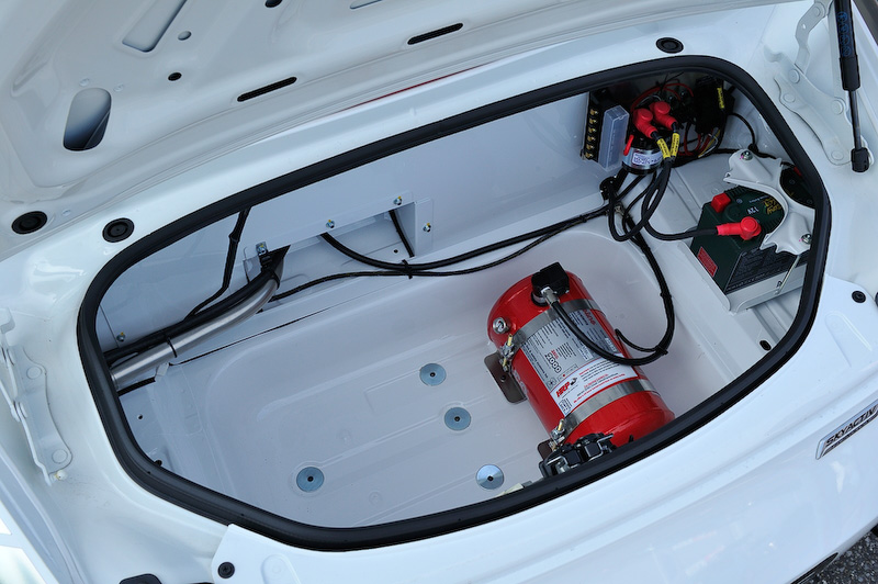 インテリアではAIM製のデータロガーが搭載されるほか、専用のステアリングホイール、セーフティウィンドウネット、スイッチパネルがおごられる