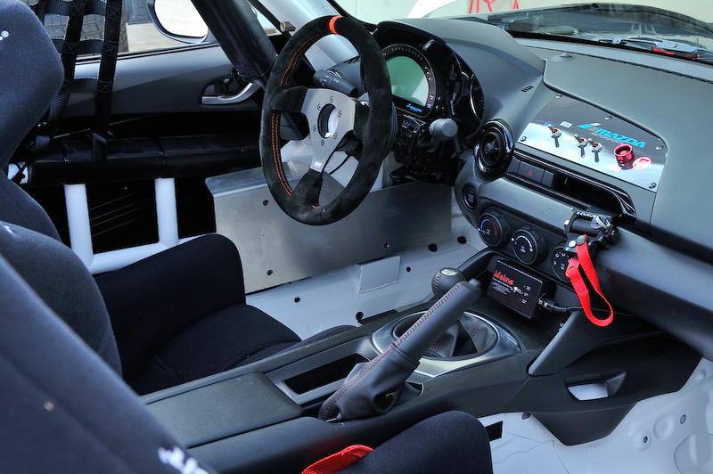 インテリアではAIM製のデータロガーが搭載されるほか、専用のステアリングホイール、セーフティウィンドウネット、スイッチパネルがおごられる