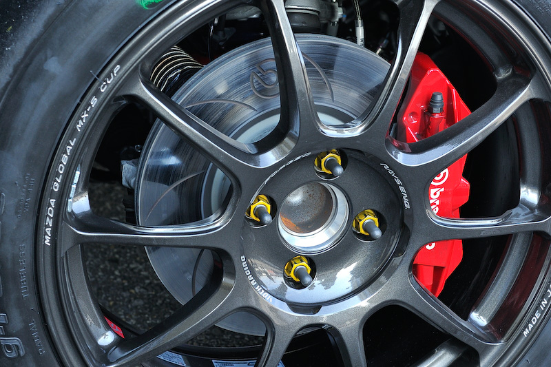 タイヤはBFGoodrich製のスリックタイヤ（215/610 R17）で、ホイールはレイズ製のアルミ鍛造ホイール（17×7.5J）。ブレーキシステムはフロントにブレンボ製を採用