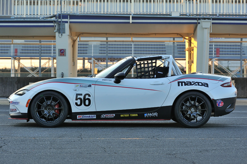 ベース車両は北米仕様の2.0リッターの左ハンドルで、専用のロールケージやサスペンション、タイヤ、ホイール、ブレーキなどが装備される。車両価格は788万4000円