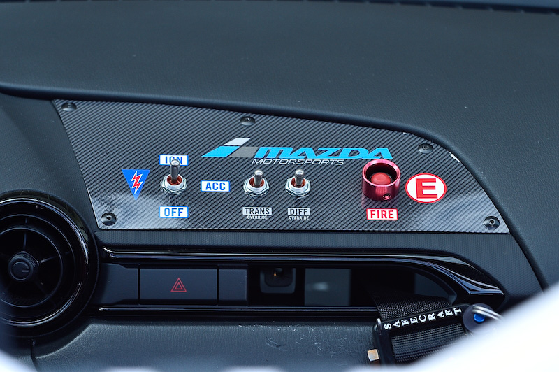 インテリアではAIM製のデータロガーが搭載されるほか、専用のステアリングホイール、セーフティウィンドウネット、スイッチパネルがおごられる