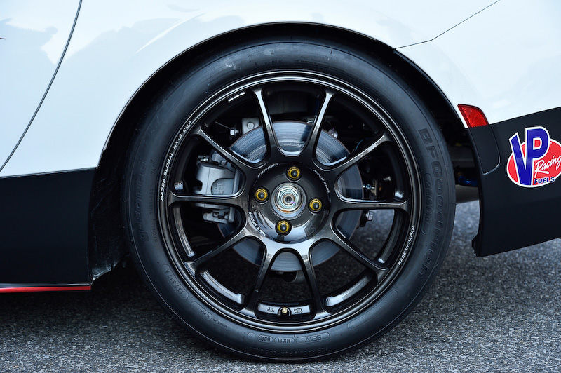 タイヤはBFGoodrich製のスリックタイヤ（215/610 R17）で、ホイールはレイズ製のアルミ鍛造ホイール（17×7.5J）。ブレーキシステムはフロントにブレンボ製を採用